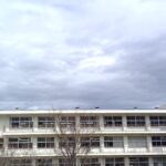 校舎と空