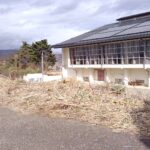 体育館、空、山の低い視点の写真